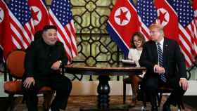 Trump y Kim Jong-un durante la cumbre en Hanoi