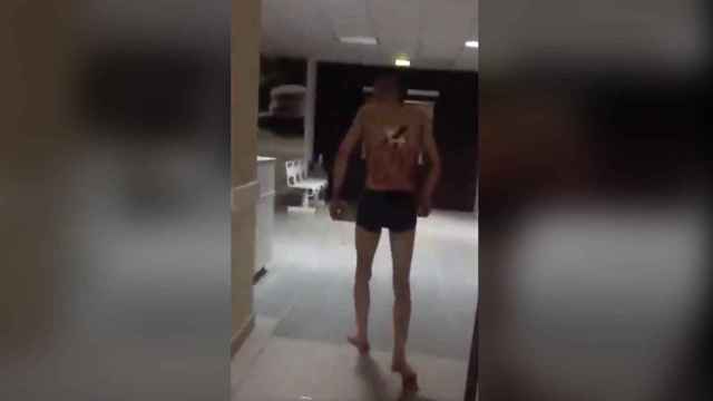 Un ruso sale a fumar con un cuchillo clavado en la espalda