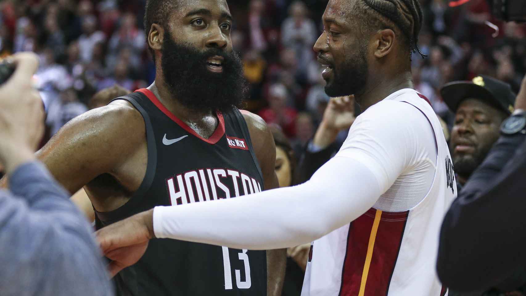 Harden y Wade se saludan en el partido entre Rockets y Heat