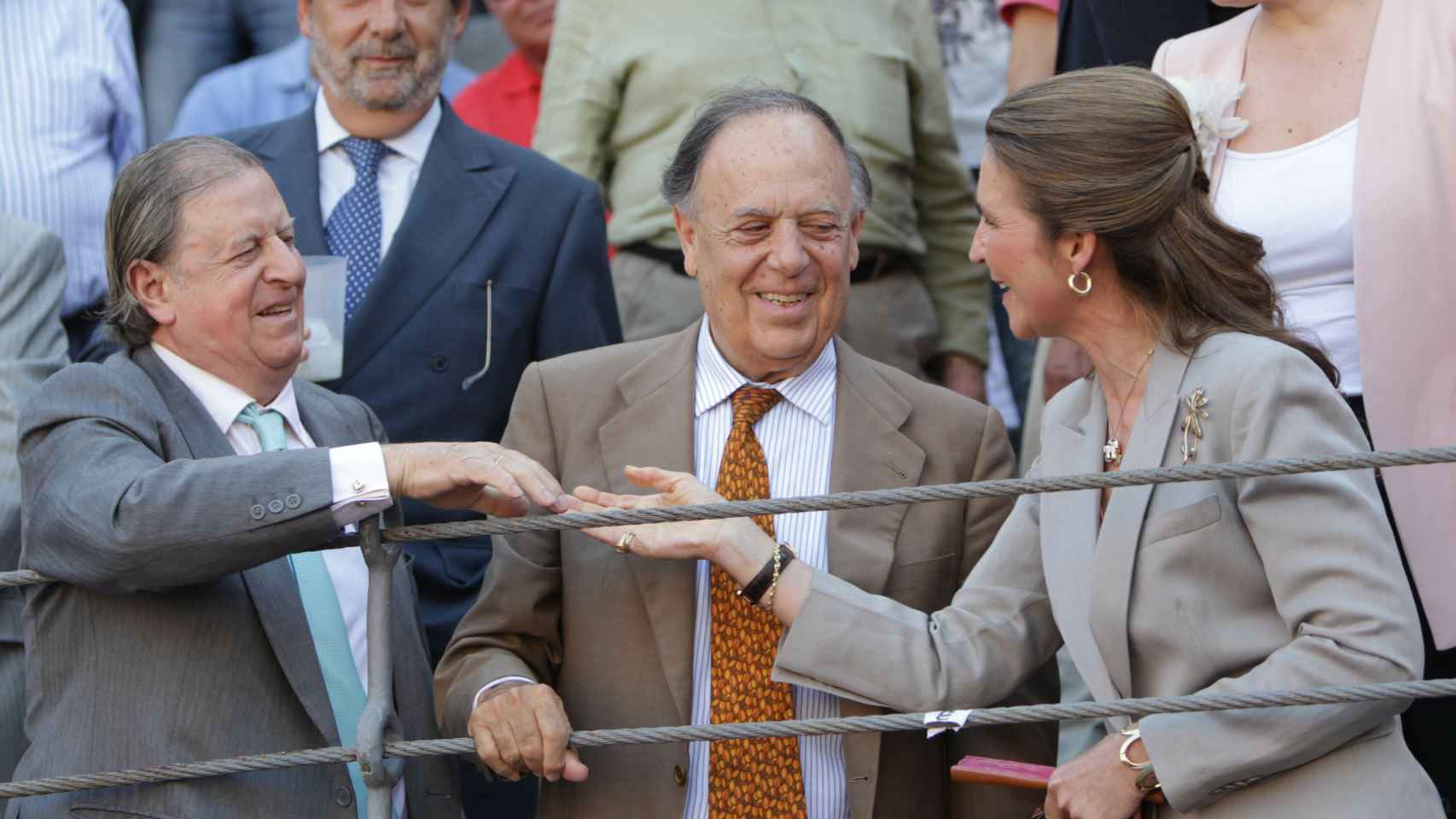 Fernando Falcó, Carlos Falcó y la infanta Elena en la feria de San Isidro en el año 2012.