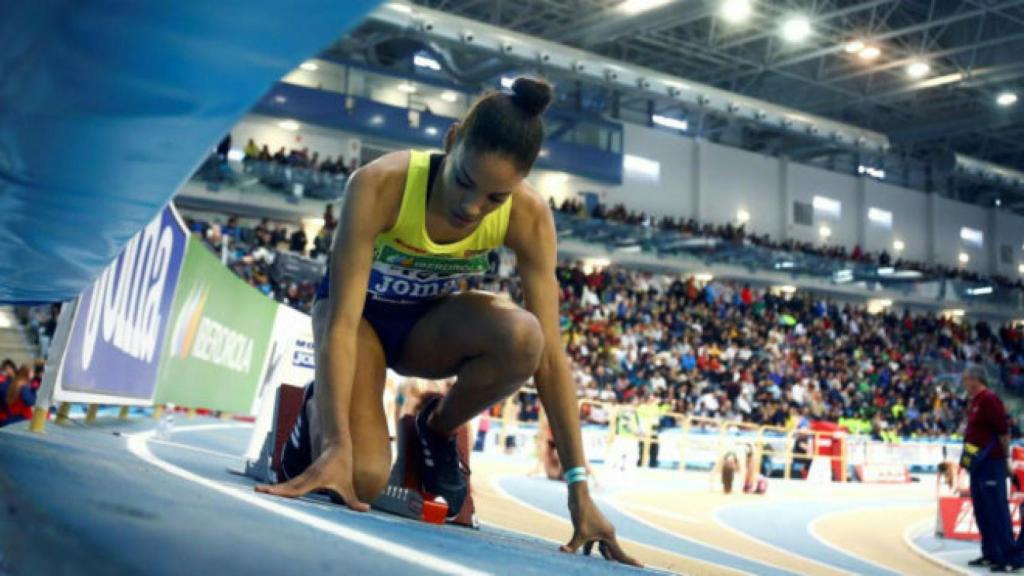 Salma Paralluelo en la pista de atletismo