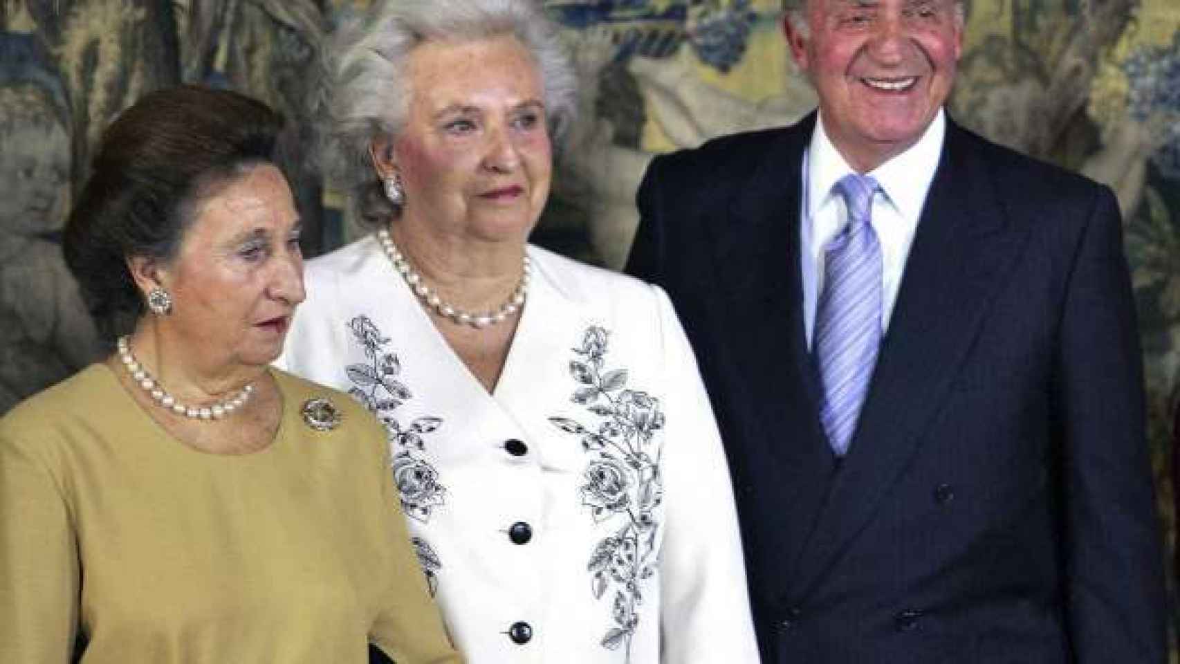 Juan Carlos I junto a sus hermanas, la infanta Pilar y la infanta Margarita.