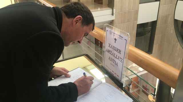 Otegi firma el libro de condolencias en su visita a los allegados de Arzalluz en el tanatorio.