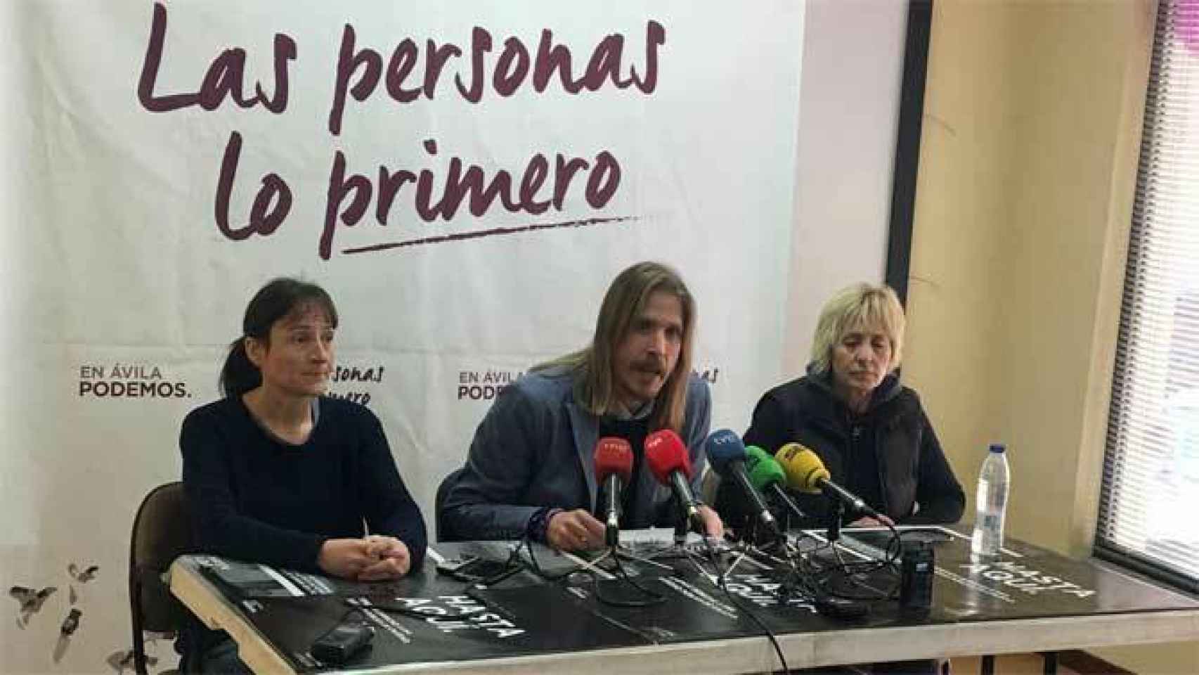Pilar Baeza, a la derecha, junto a Pablo Fernández, secretario general de Podemos en Castilla y León, en el centro, en una imagen de archivo.