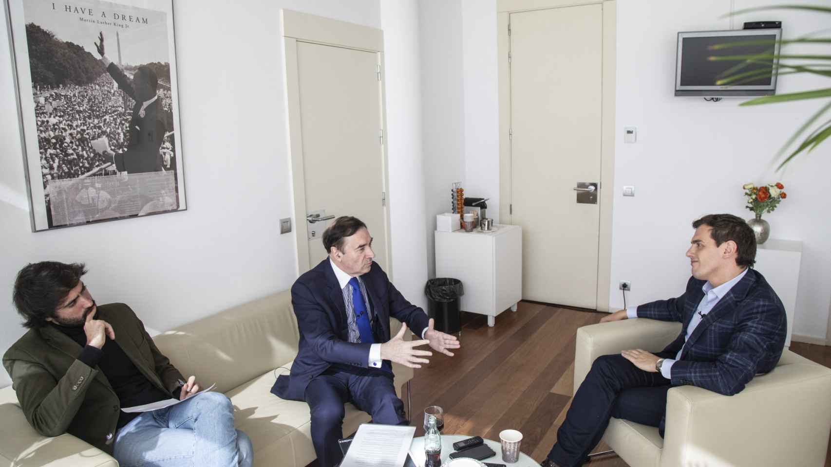 Pedro J. Ramírez y Daniel Ramírez entrevistan al líder de Ciudadanos en su despacho del Congreso.