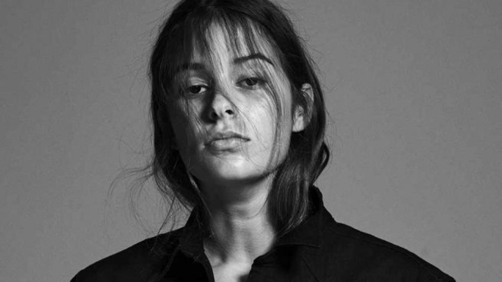 Dora Postigo posando para la colección conjunta de Davidelfin y Levi's.