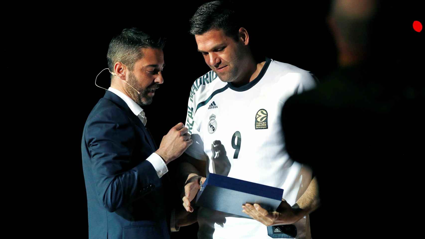 Felipe Reyes entrega una placa a Juan Carlos Navarro