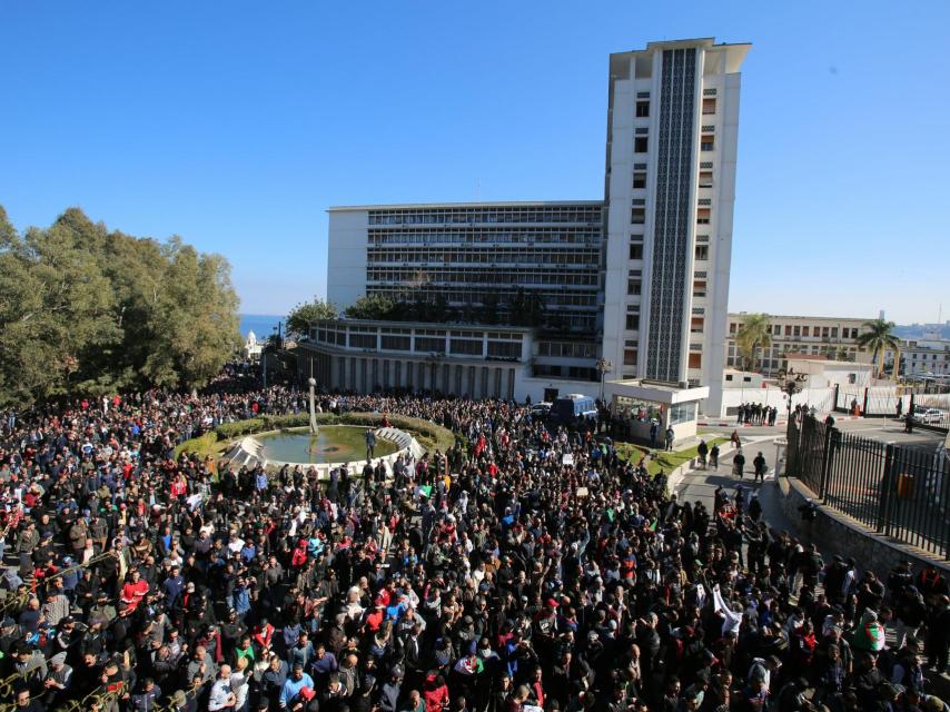 Miles de personas se concentran en contra del presidente Abdelaziz Bouteflika.