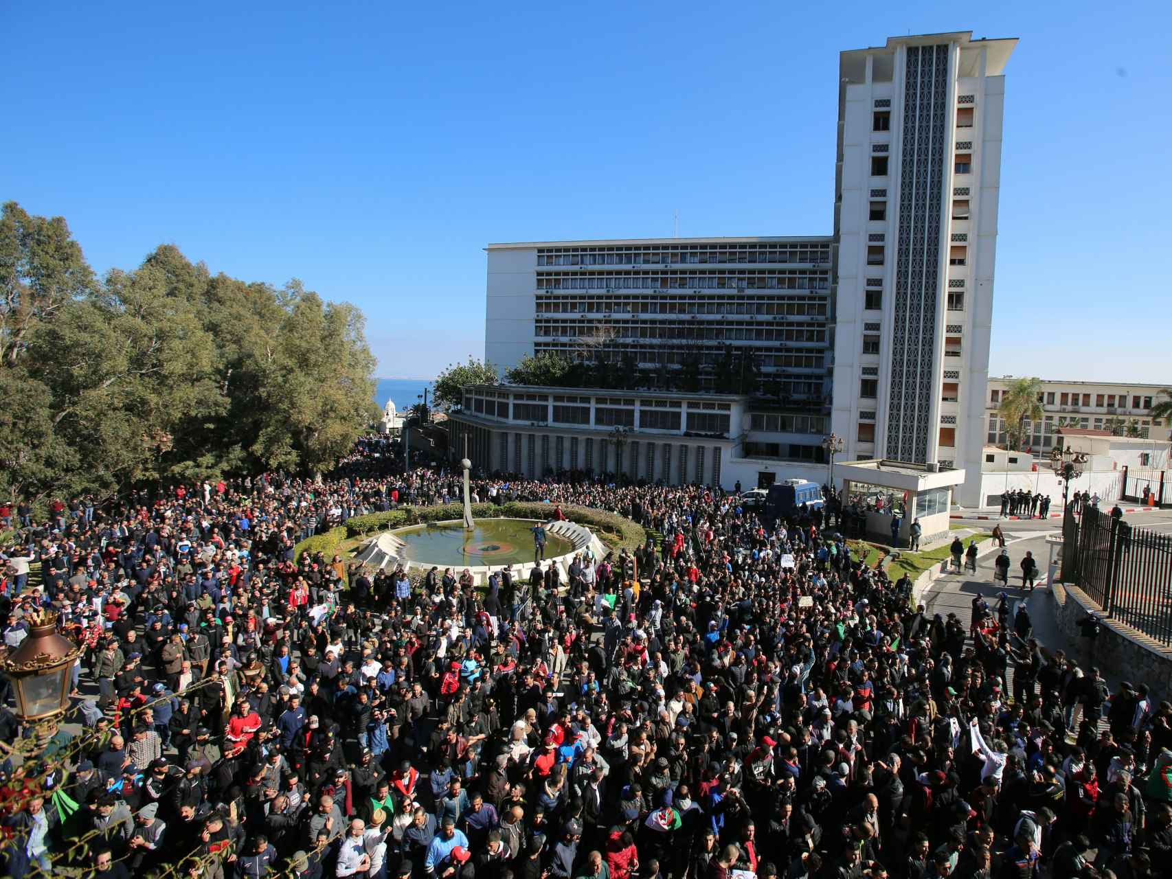 Miles de personas se concentran en contra del presidente Abdelaziz Bouteflika.
