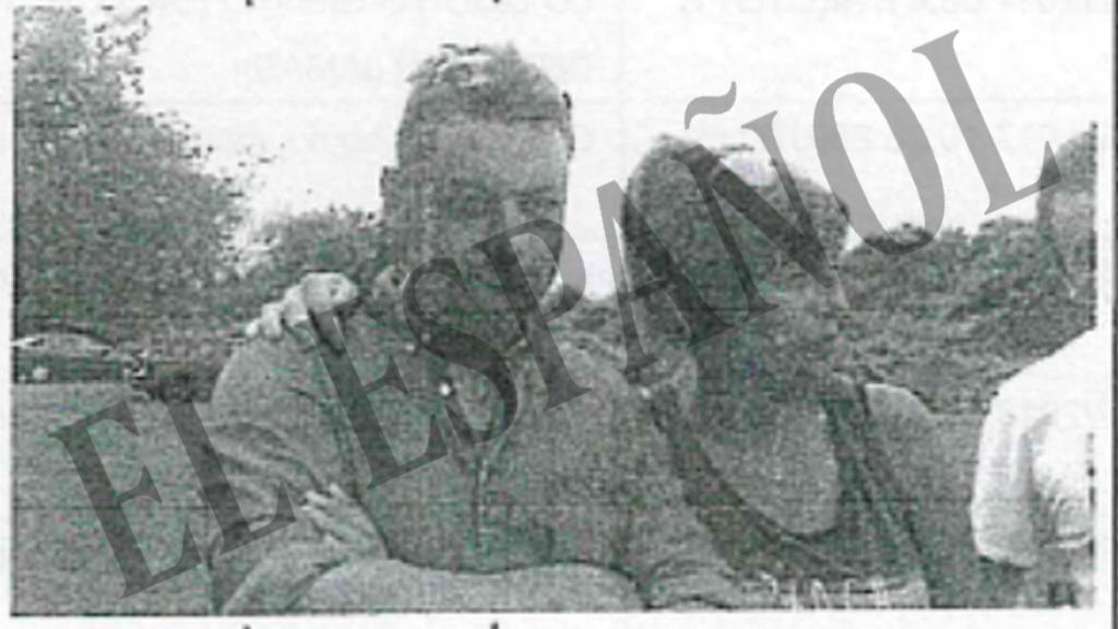 Ardines y su amante, Katia, en una fotografía que el marido le envía a esta, dolido al conocer la infidelidad.