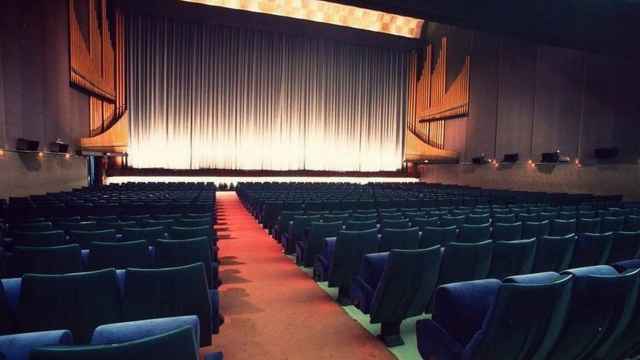 Una sala de cine vacía.