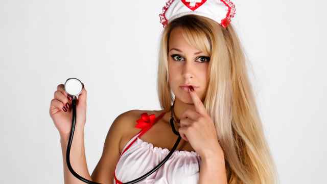 Carrefour retira los disfraces de enfermera sexualizada