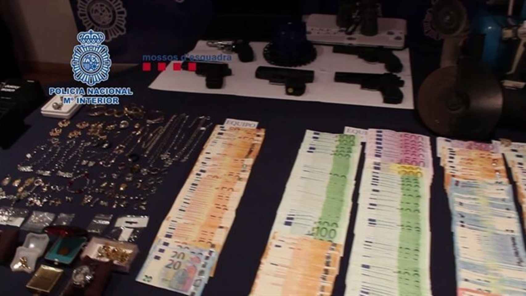 Dinero, armas y joyas incautadas a la banda de atracadores.