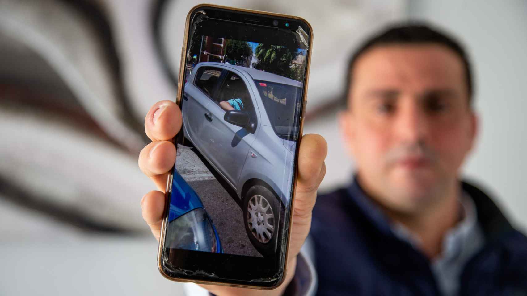 José Antonio mostrando un momento de un vídeo en el que la madre de sus hijos le atraviesa el coche para impedir la libre circulación de su vehículo.