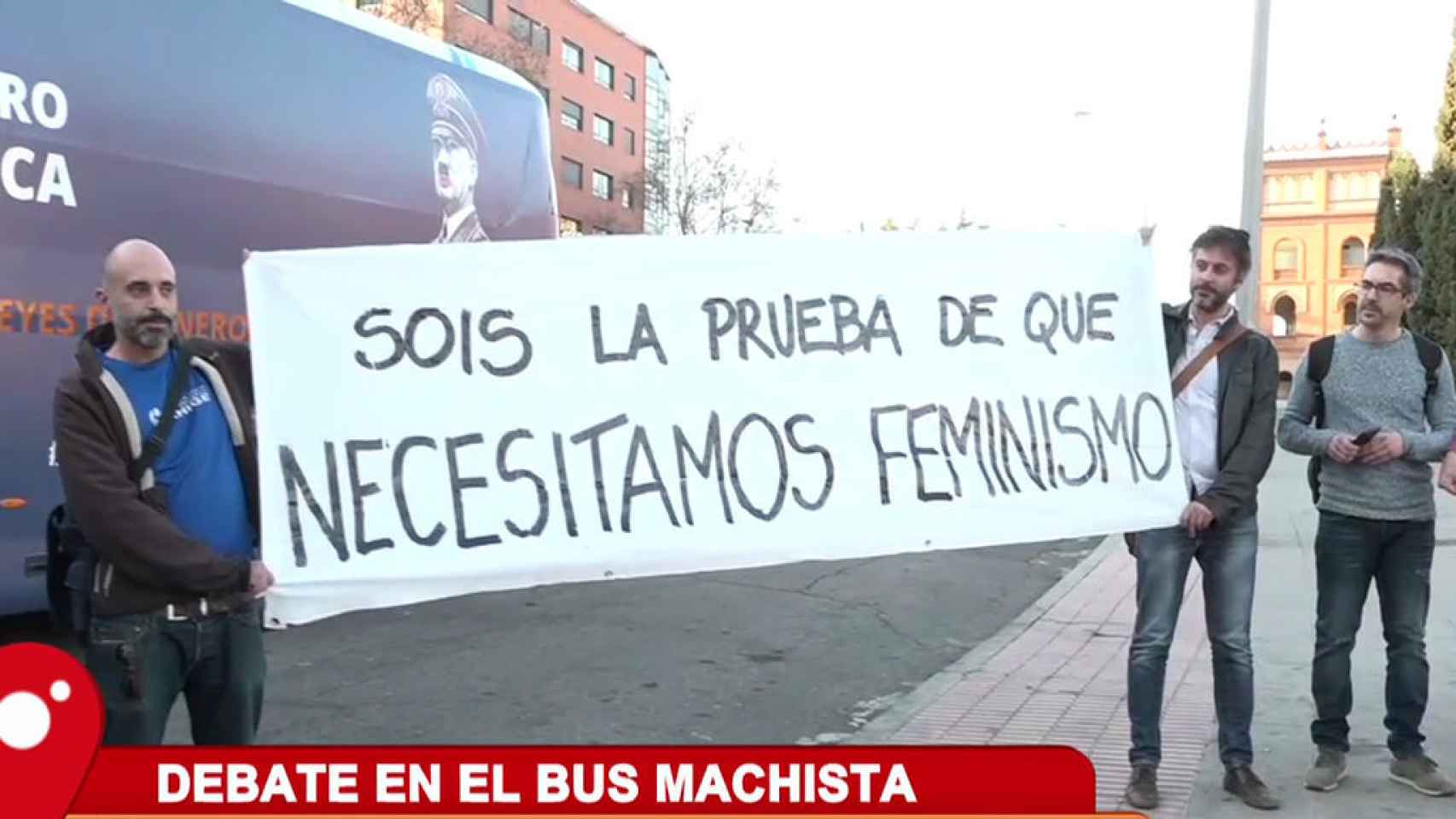‘Hazte Oír’ acusa a ‘Cuatro al día’ de hacer “una performance” delante su autobús contra las feminazis