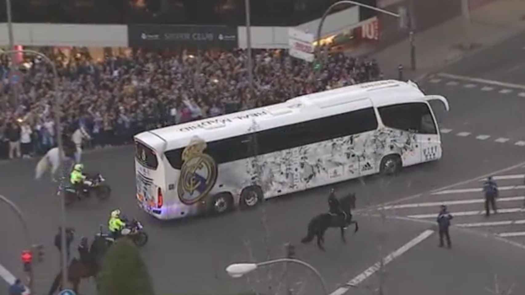 Recibimiento al autobús del Real Madrid antes del Clásico
