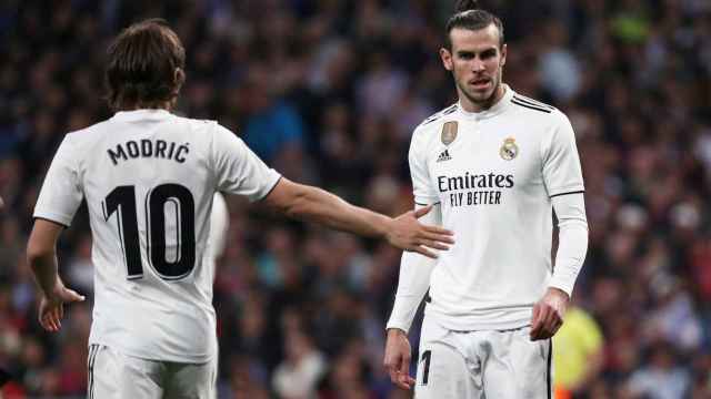 Modric anima a Gareth Bale antes de lanzar una falta