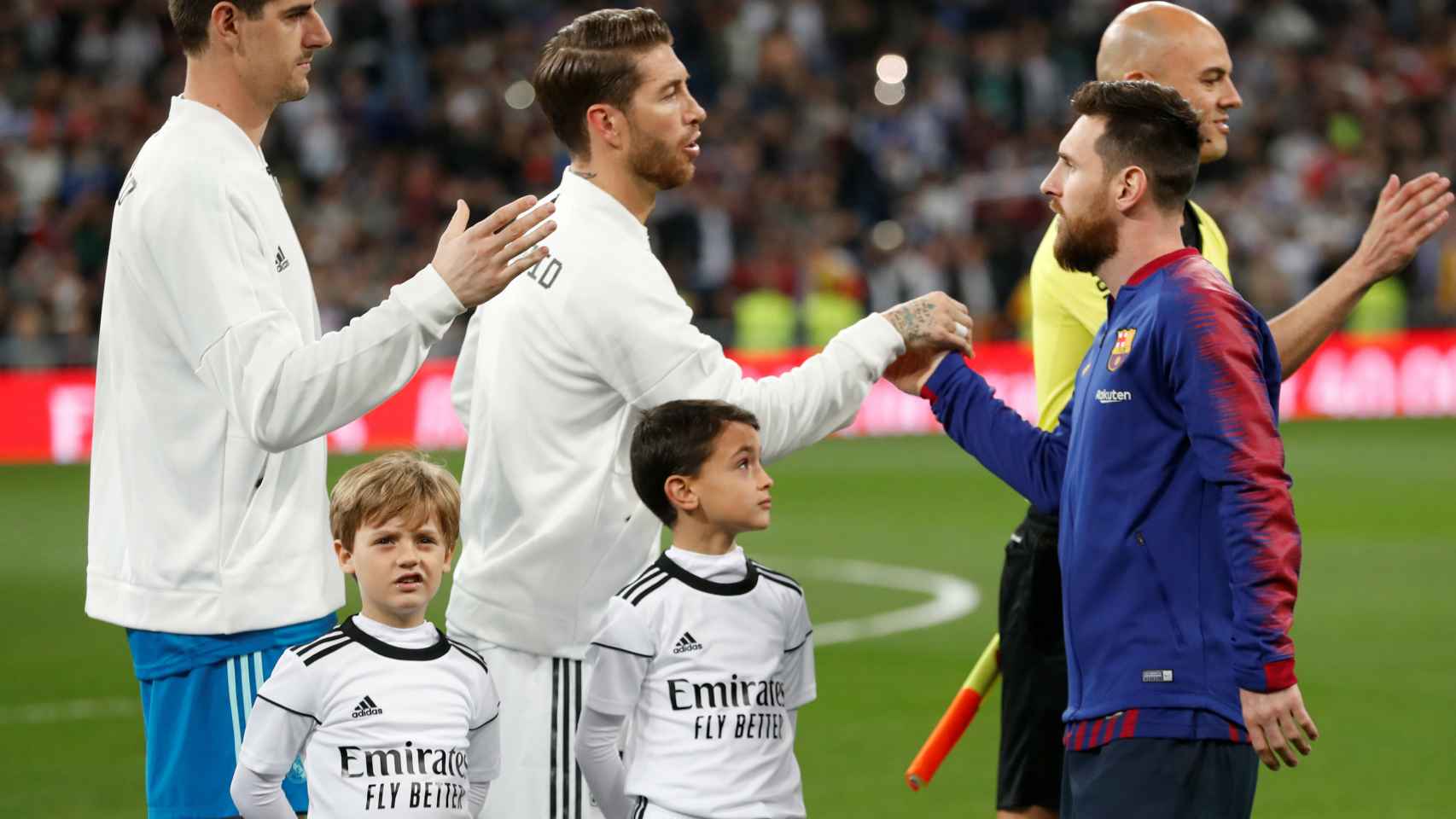 Sergio Ramos saluda a Leo Messi antes de El Clásico