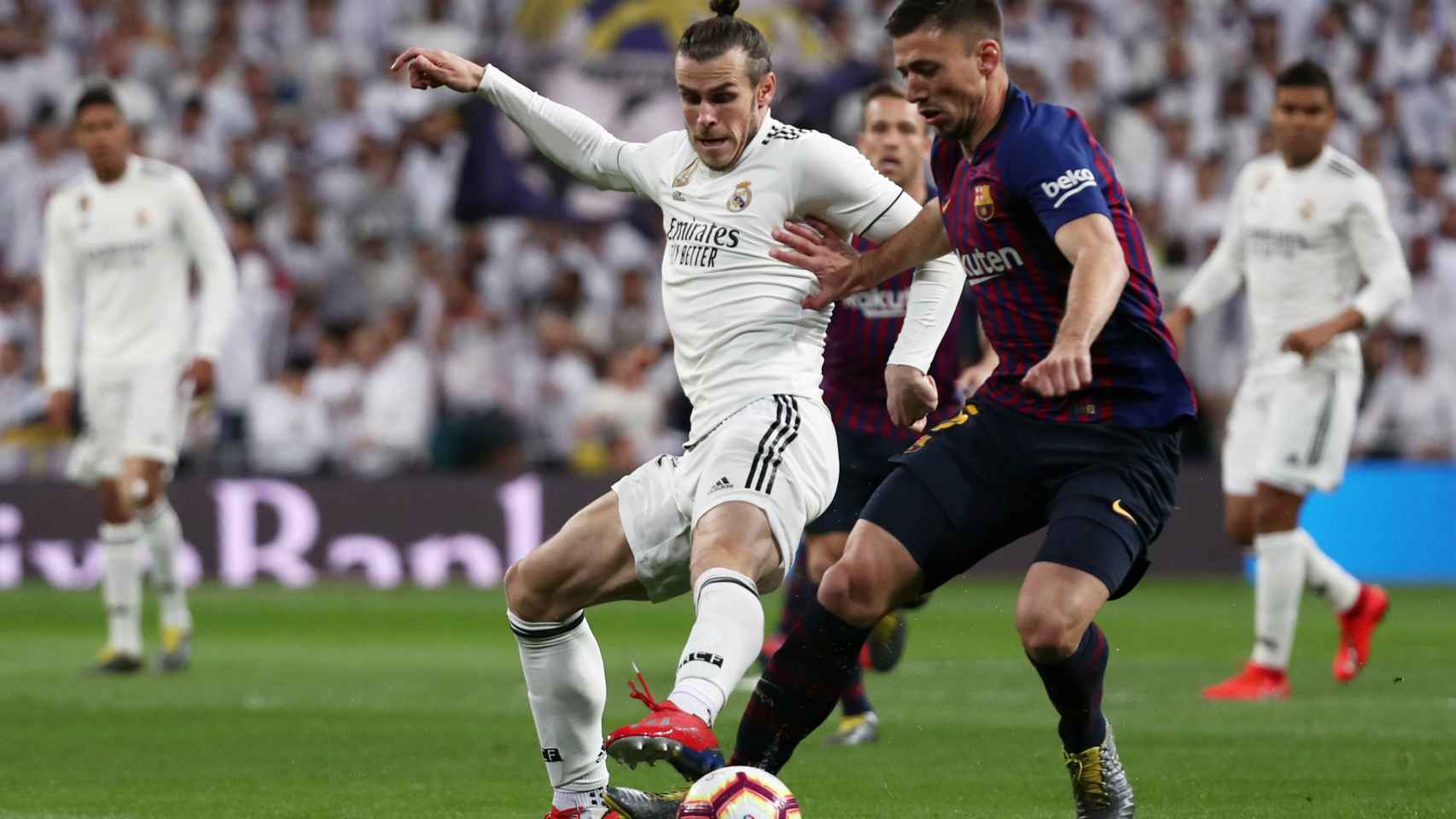 Gareth Bale intenta robar el balón a Lenglet