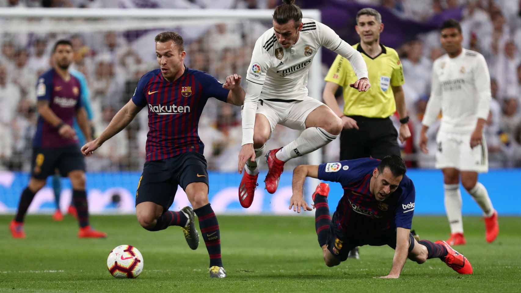 Gareth Bale, presionado por dos jugadores del FC Barcelona