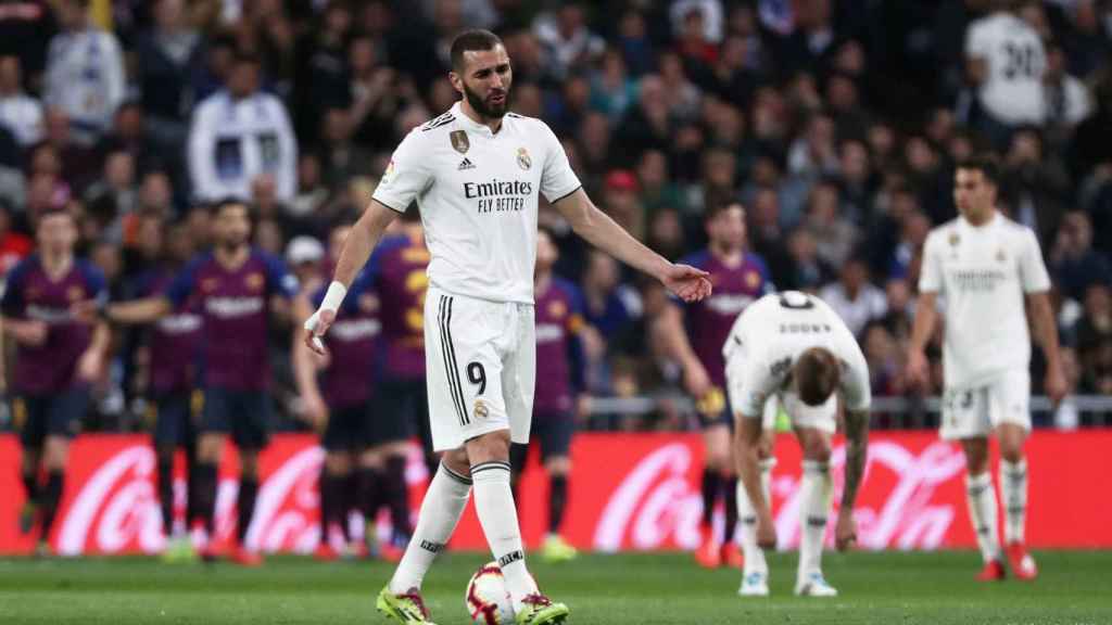 Los jugadores del Real Madrid se lamentan tras el gol del FC Barcelona