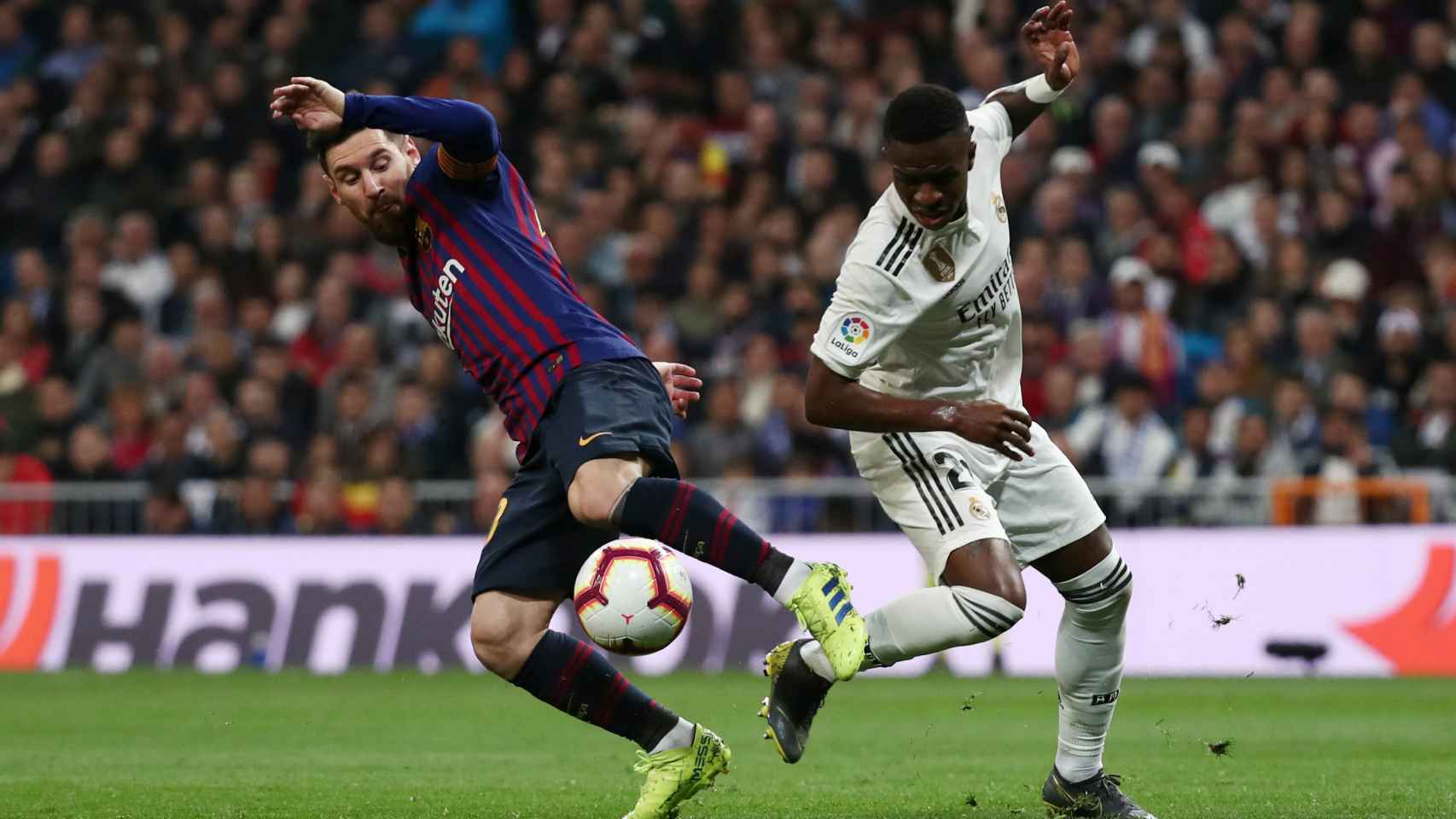 Messi y Vinicius pelean por un balón