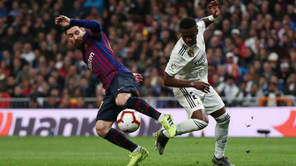 Messi y Vinicius pelean por un balón