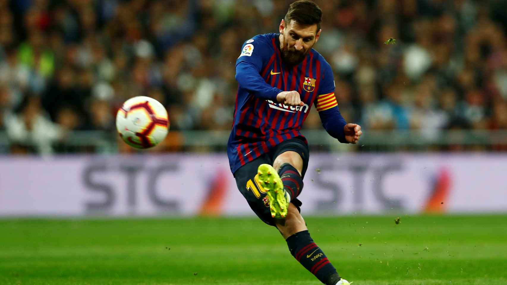 Leo Messi centrando al área