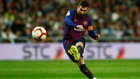 Leo Messi centrando al área