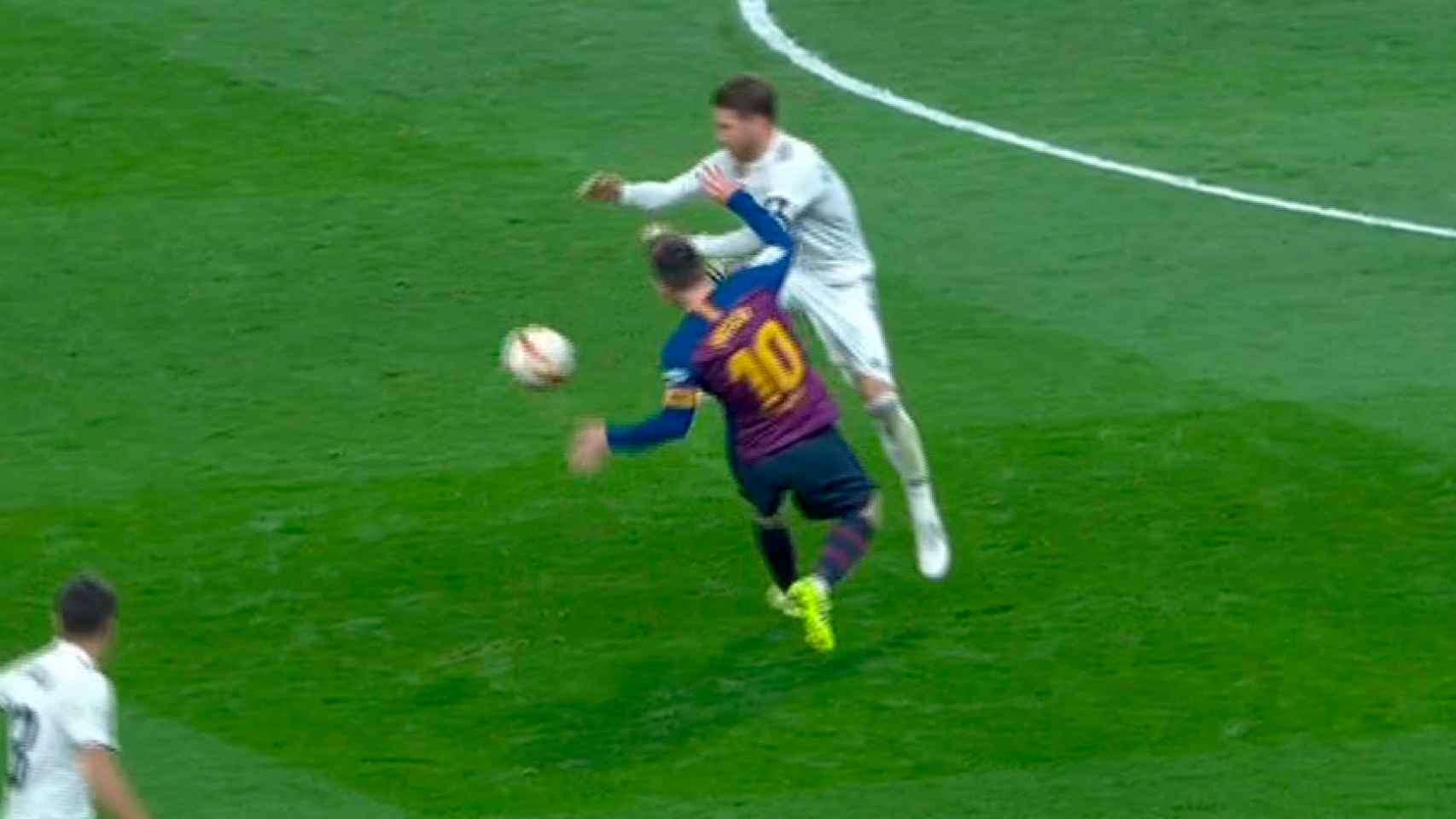 Encontronazo entre Sergio Ramos y Leo Messi