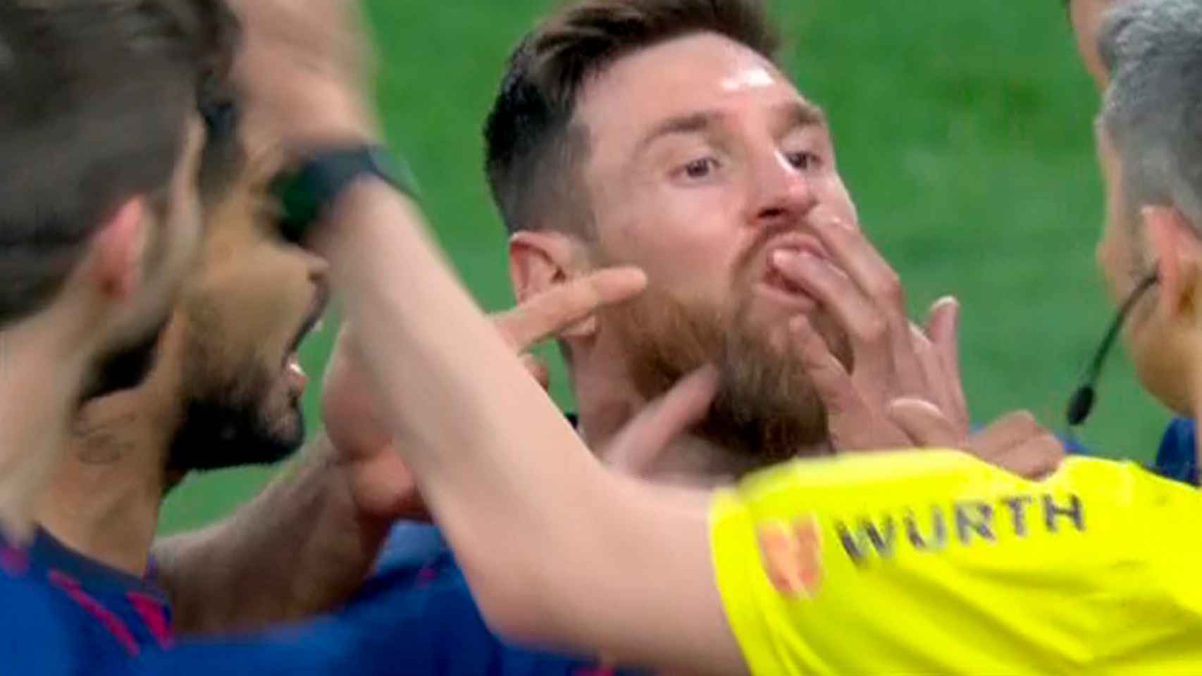 Leo Messi protesta al árbitro