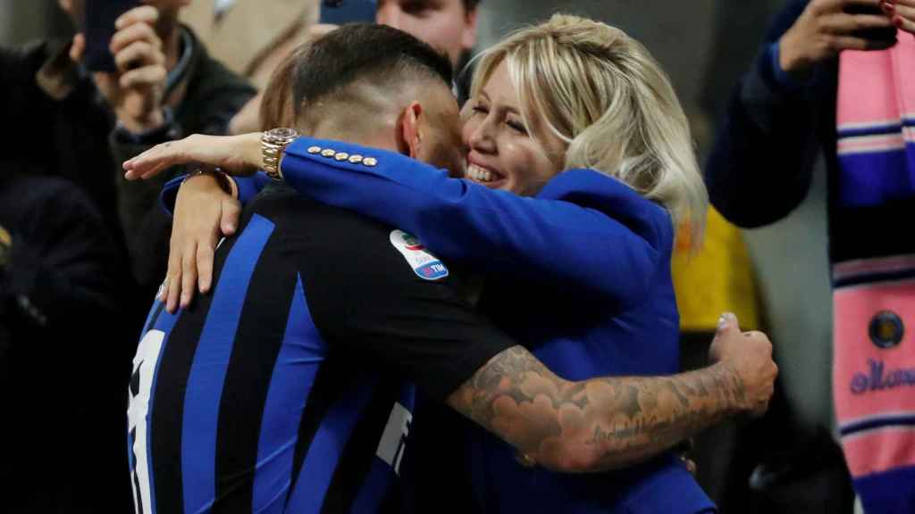 Icardi celebra un gol con Wanda Nara