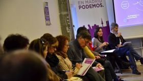 Julio Rodríguez (dcha.) en una reunión de la dirección de Podemos Madrid.