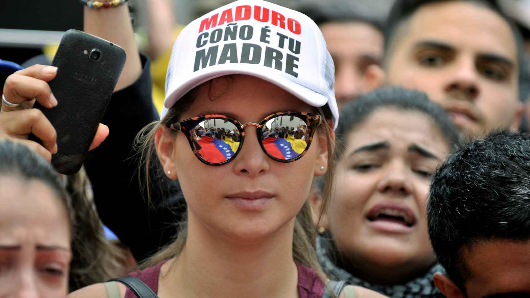 Una manifestante contra Maduro ante la reunión del Grupo de Lima en Bogotá.
