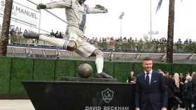 Beckham posa junto a su estatua