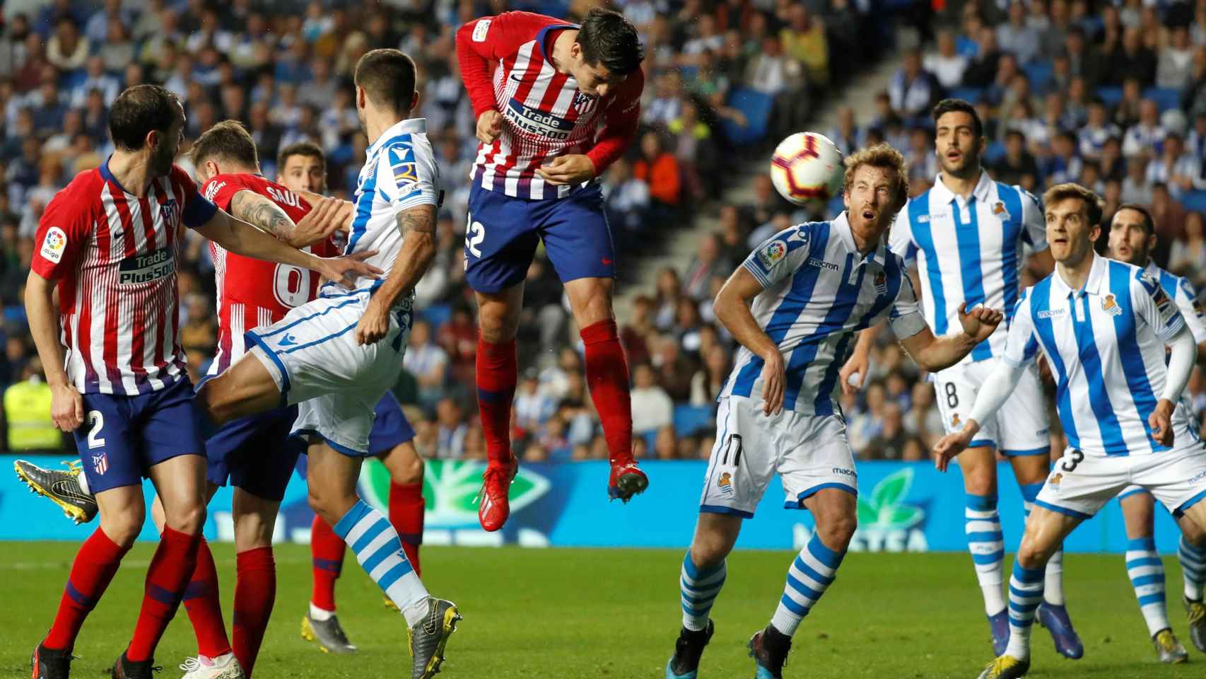Morata remata un centro para marcar su segundo gol en el Real Sociedad - Atlético de Madrid de La Liga