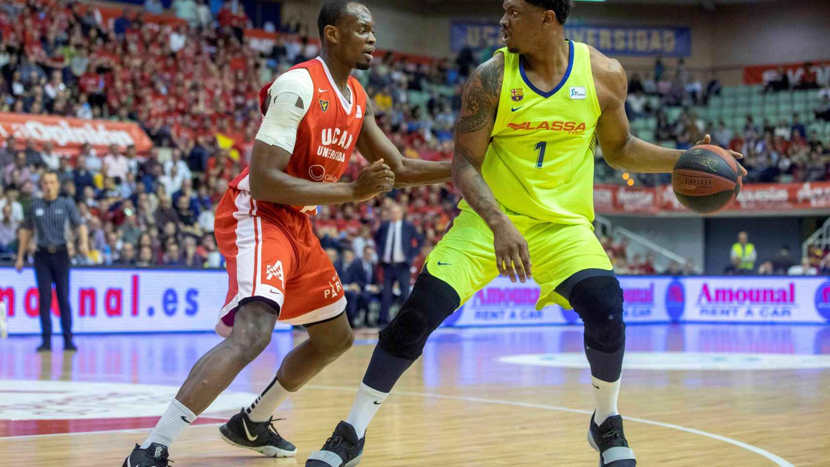 Kevin Seraphin controla el balón ante la presión de Kevin Tumba en el UCAM Murcia - Barcelona Lassa de la Liga ACB