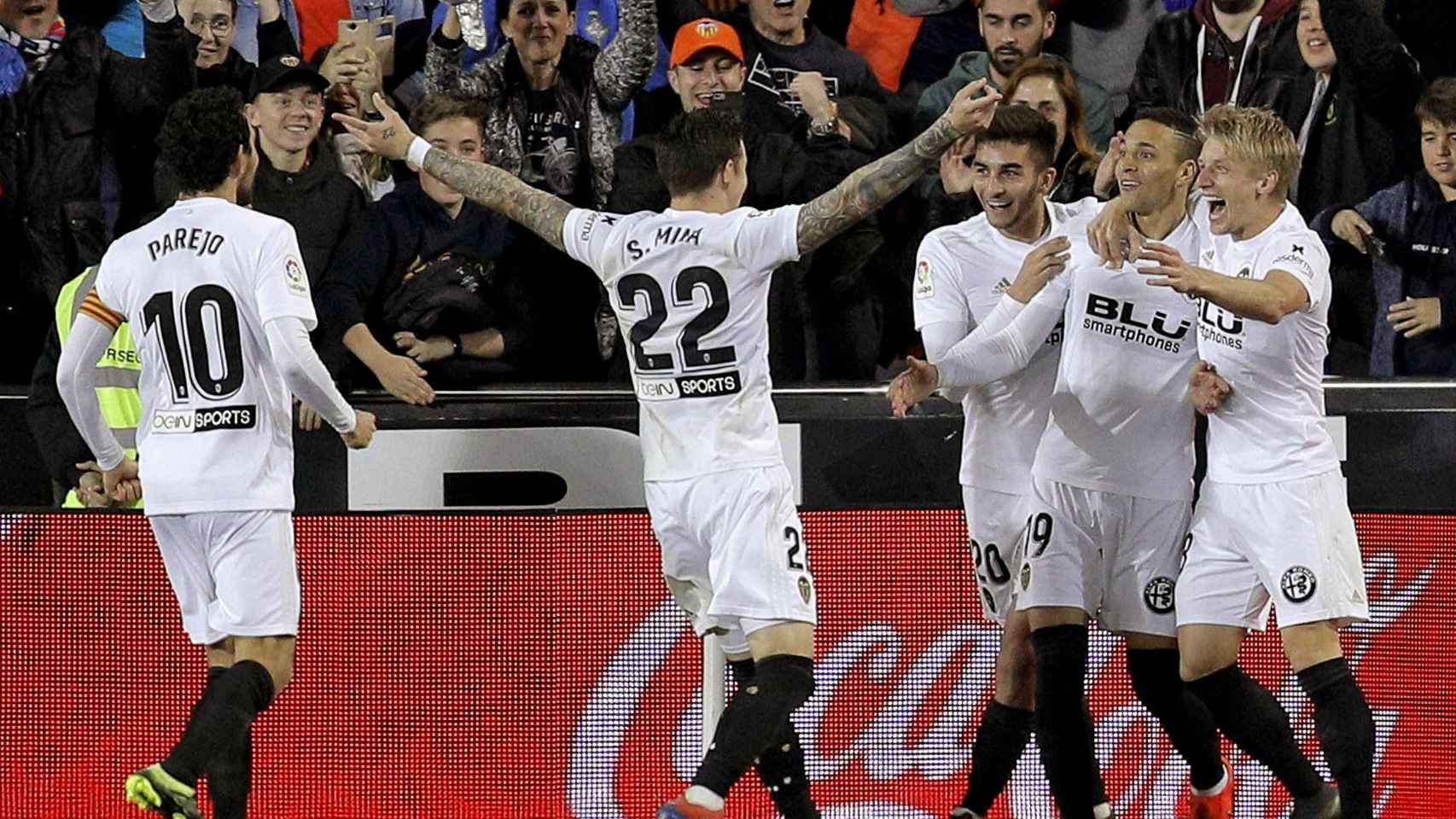 Los jugadores del Valencia celebran el gol de Rodrigo ante el Athletic en La Liga