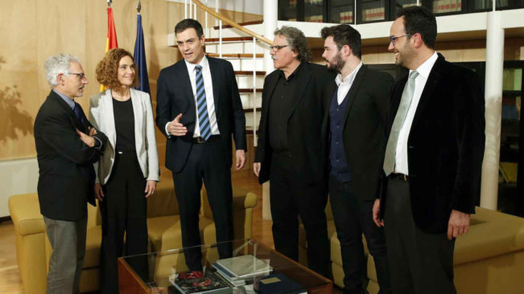 Pedro Sánchez, junto a Santiago Vidal, Meritxell Batet, Joan Tardà, Gabriel Rufián y Antonio Hernando.