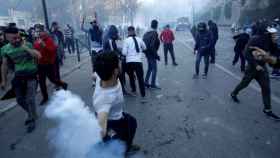 Manifestantes se enfrentan a la policía durante una protesta contra el presidente Bouteflika.