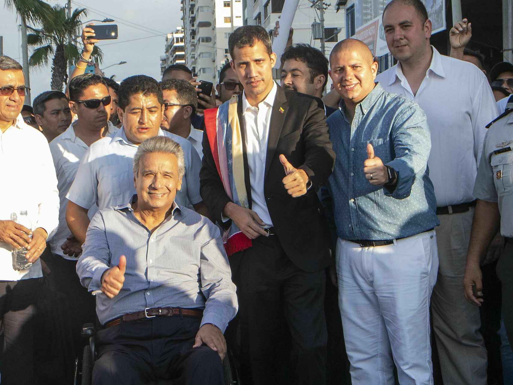 Guaidó posa con Lenin Moreno, presidente de Ecuador, este domingo en Salinas.