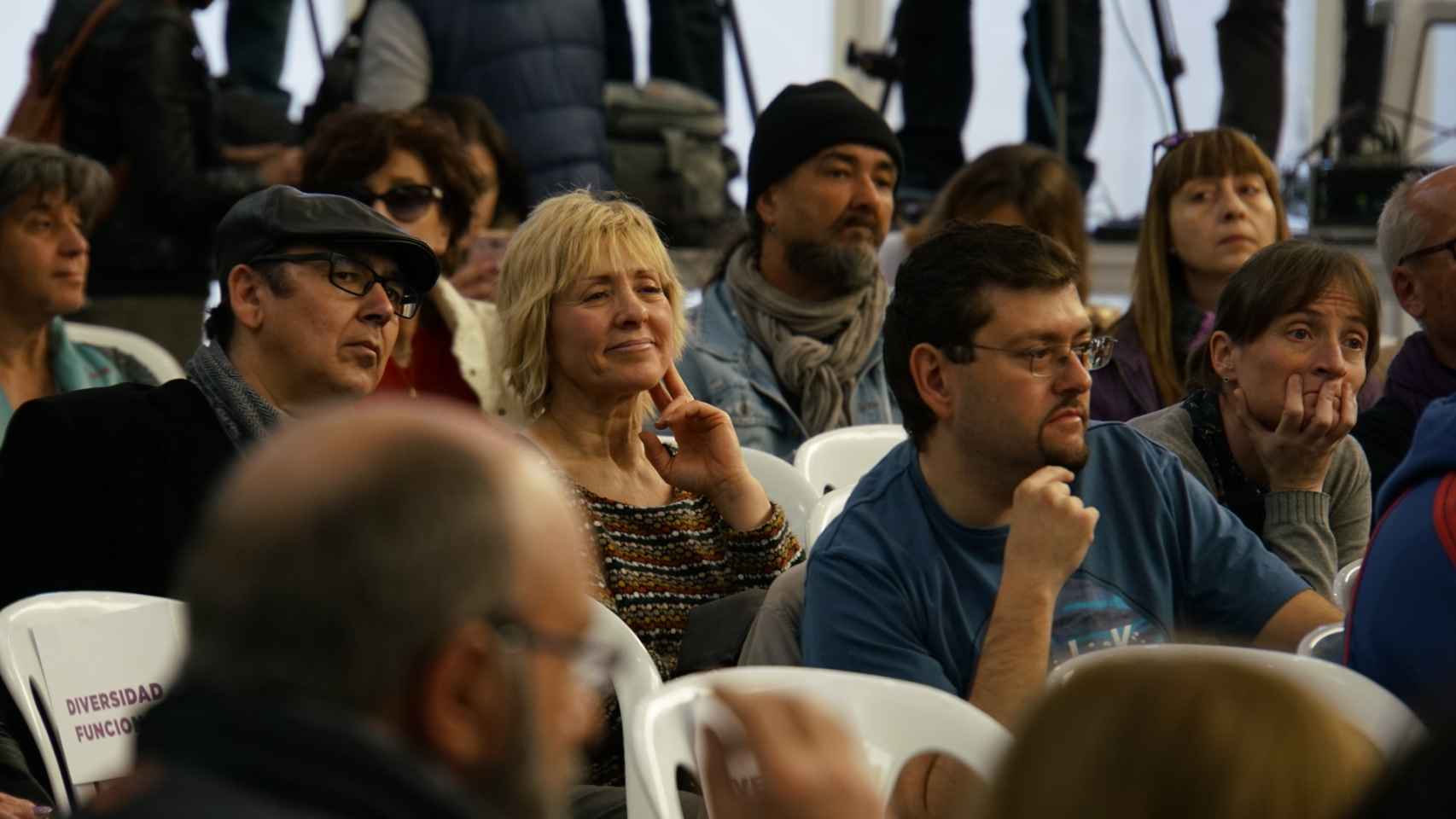 Pilar Baeza, la candidata de Podemos condenada por asesinato, escondida entre el público en un acto de precamapña en Valladolid.