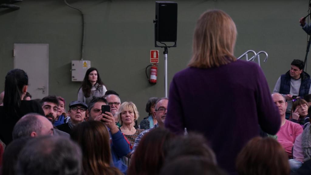 Pablo Fernández, líder de Podemos Castilla y León, pronuncia su discurso ante la mirada de Pilar Baeza.