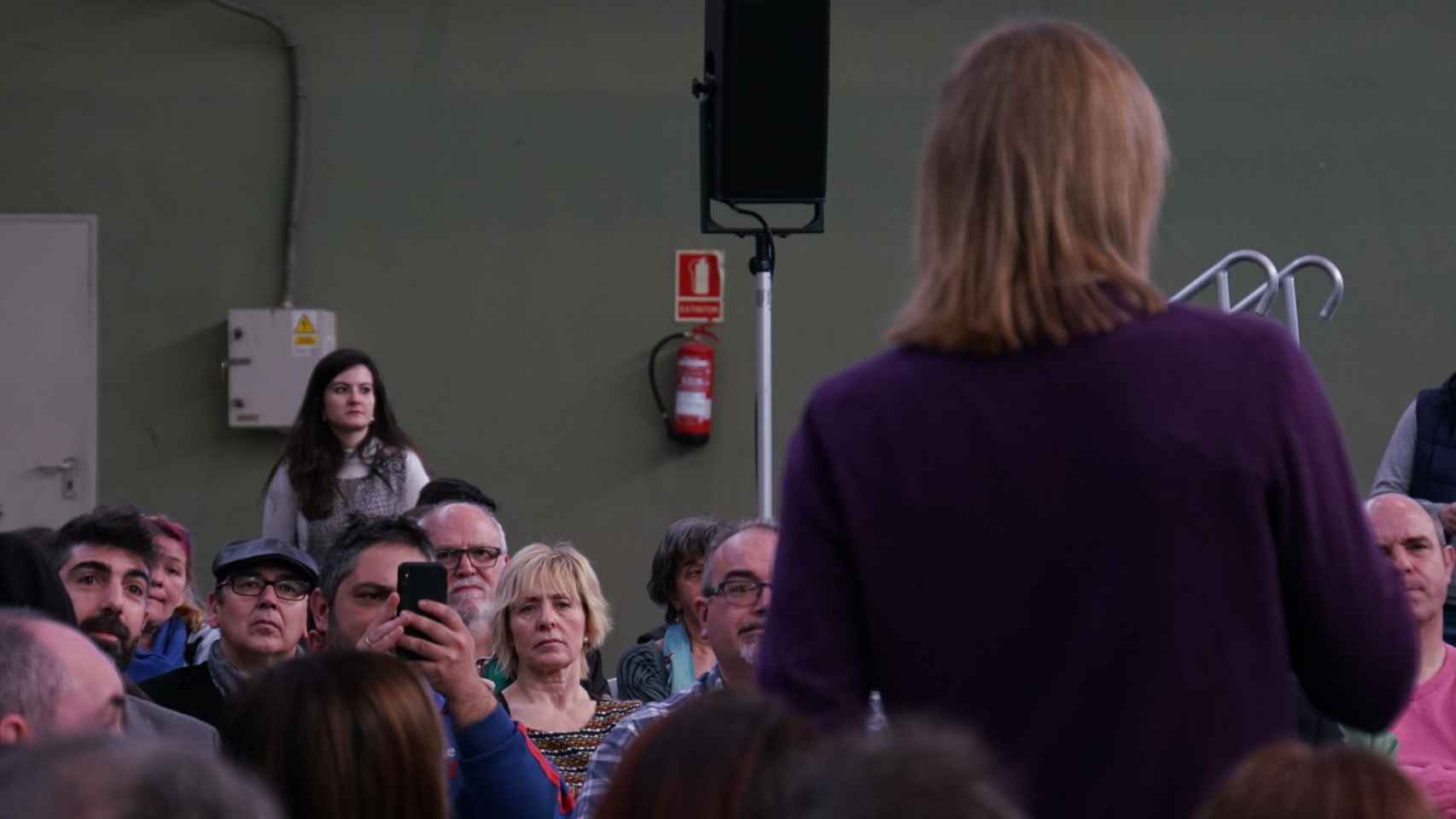 Pablo Fernández, líder de Podemos Castilla y León, pronuncia su discurso ante la mirada de Pilar Baeza.