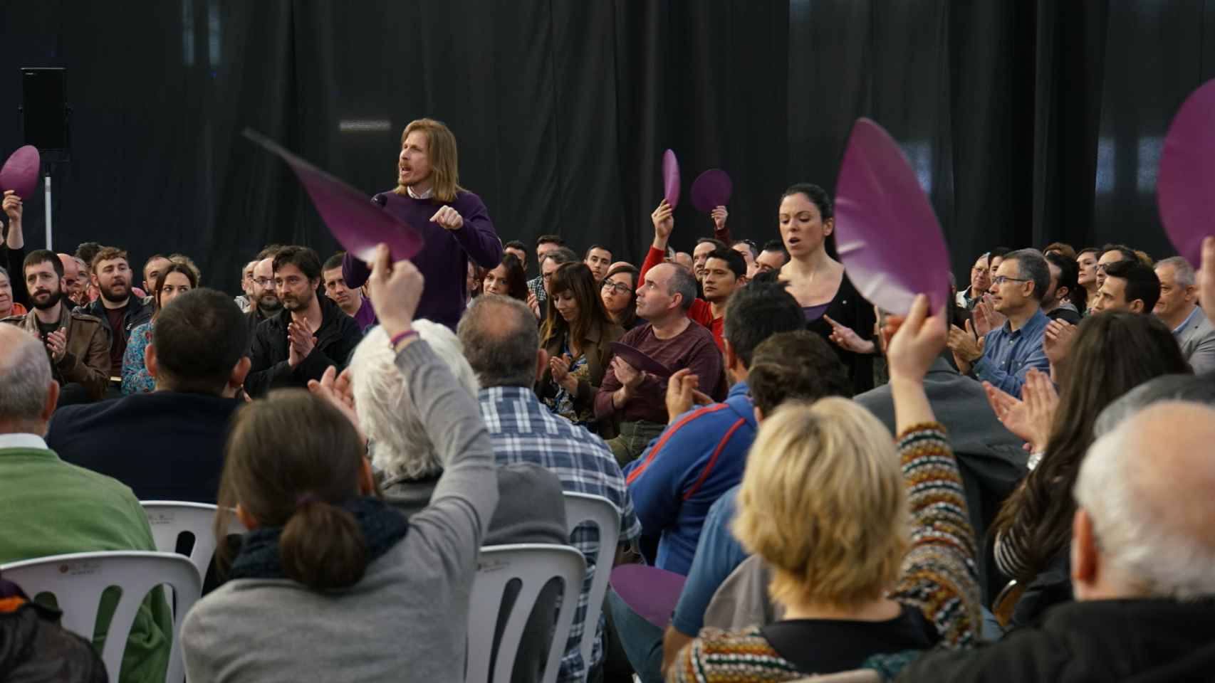 Pilar Baeza (de espaldas) ante el discurso del líder de Podemos Castilla y León, Pablo Fernández, quien conocía su condena.