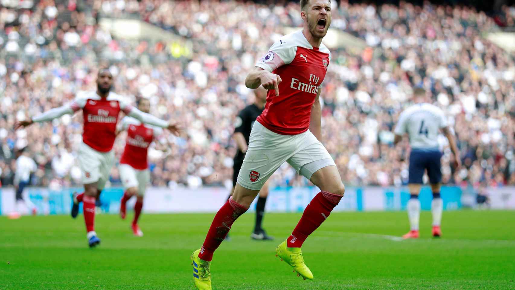 Ramsey celebra un tanto frente al Tottenham