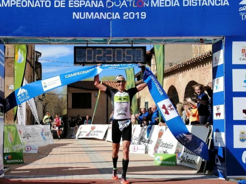 Gustavo Rodríguez cruzando la línea de meta. Foto: Instagram (@triatlonsp)