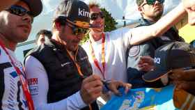 Fernando Alonso firmando autógrafos en Montmeló