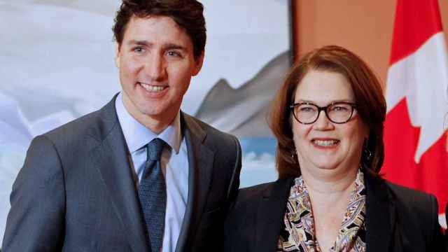 La exministra Jane Philpott posa con el primer ministro de Canadá Justin Trudeau.