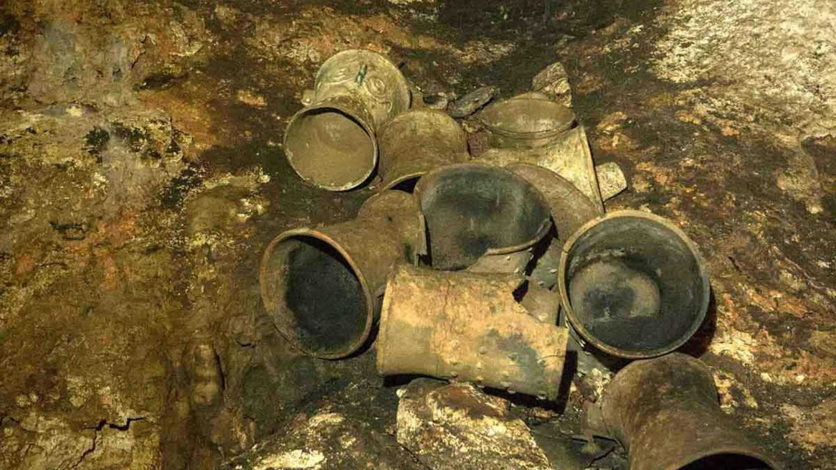 Algunas de las piezas halladas en la cueva de Chichén Itzá (México).